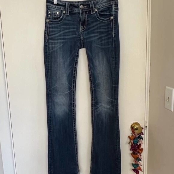 MISS ME MEDIUM WASH SLIM BOOT CUT JEANS  BUTTON TAB POCKETS SIZE 27 - Picture 1 of 10